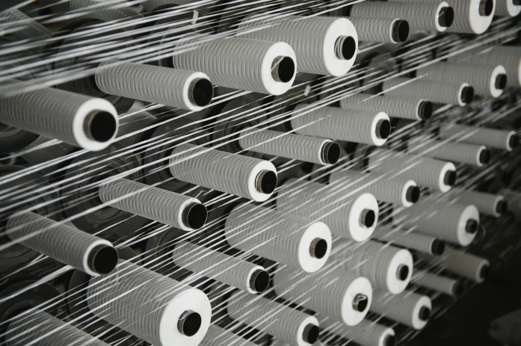 Atkı ve çözgü ipliklerinin dokuma tezgahında oluşturduğu yapı