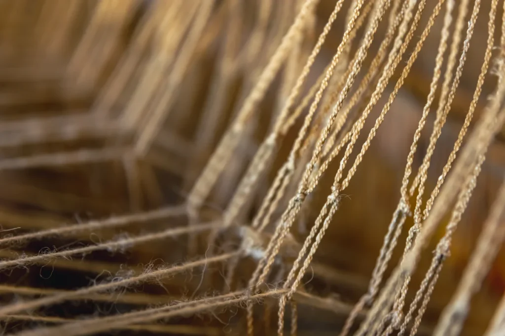 Dokuma kumaşta atkı ve çözgü ipliklerinin kesişimi – dokuma tekniği makro görünüm