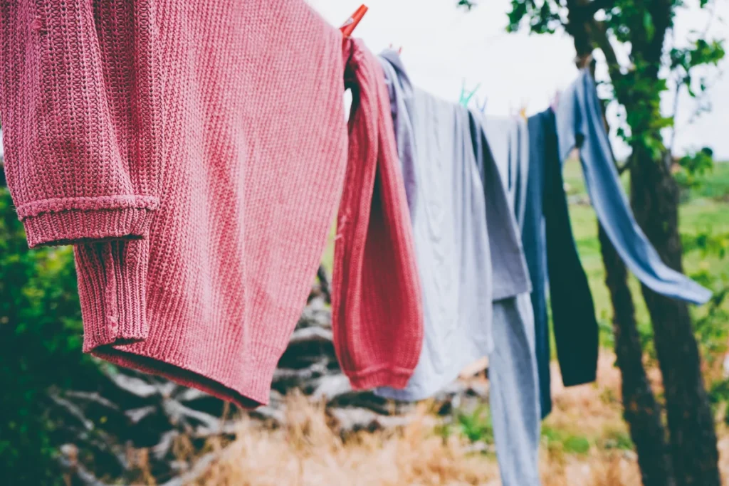 Örme kazak sererek kurutma yöntemi, sarkmayı önleme örneği