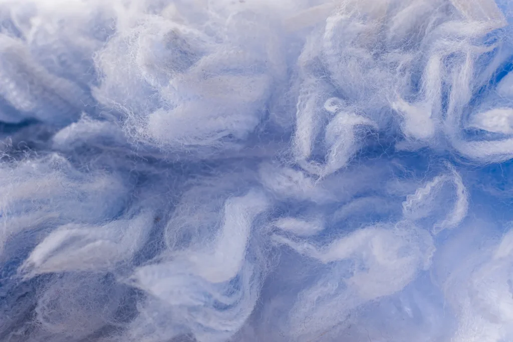 Pamuk elyafının yakın çekim görünümü – tekstil üretiminin temel hammaddesi doğal lif yapısı